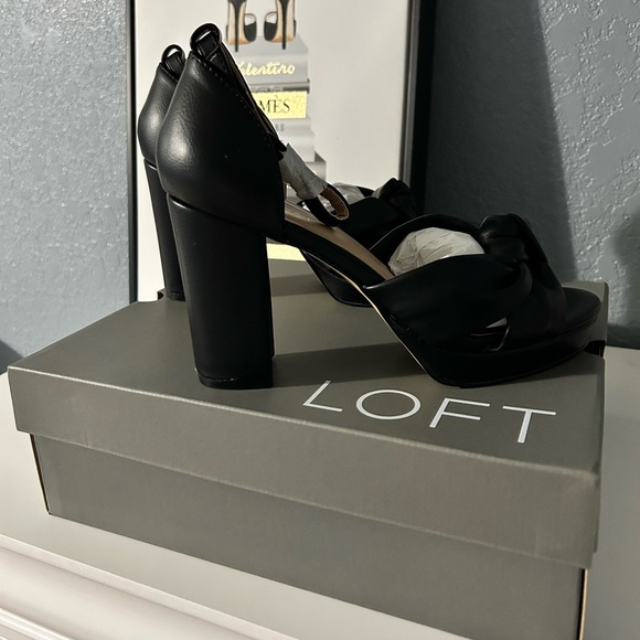 ‼️SOLD‼️ 🖤Top Knot Platform Heels🖤 - Picture 3 of 3